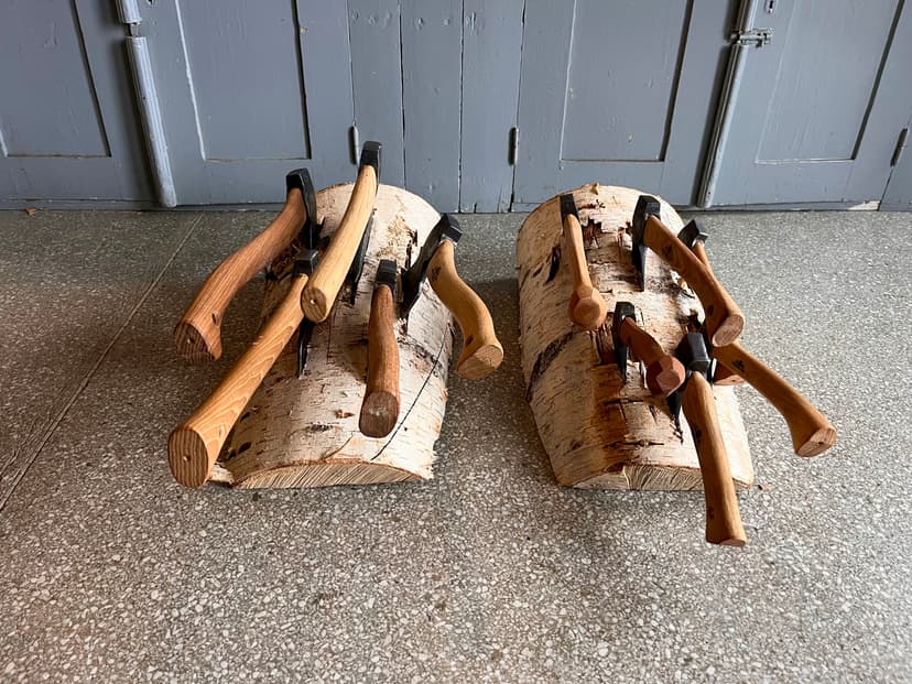 Woodcarving with knife and axe